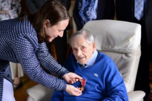 Ministerin Corinne Cohen ¨berreicht den "Ordre de Merite"